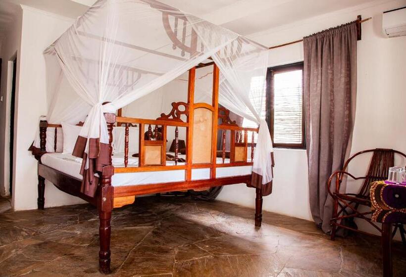 بنجلو ديلوكس, Moonshine Uroa Boutique