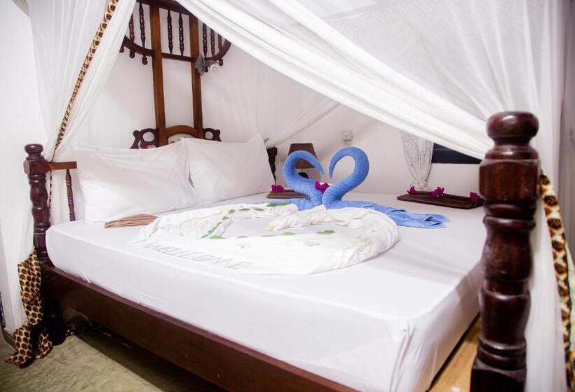 بنجلو ديلوكس, Moonshine Uroa Boutique