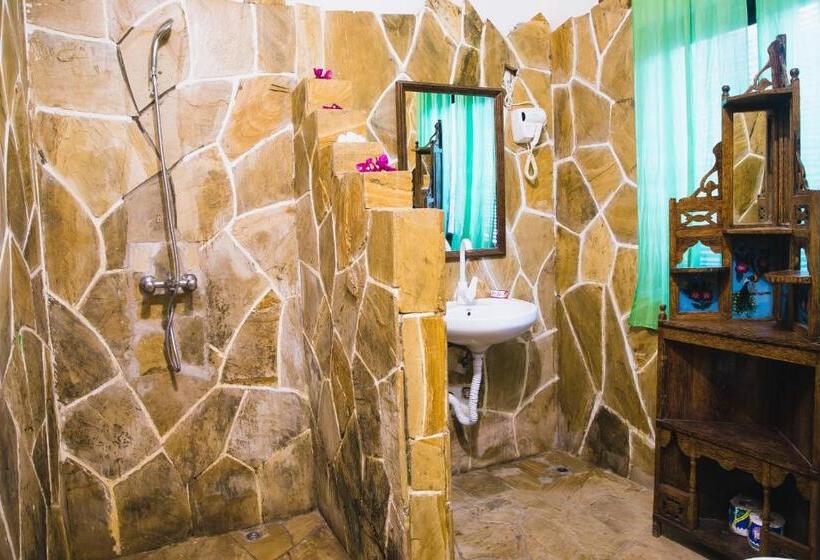 بنجلو ديلوكس, Moonshine Uroa Boutique