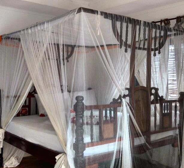 بنجلو ديلوكس, Moonshine Uroa Boutique