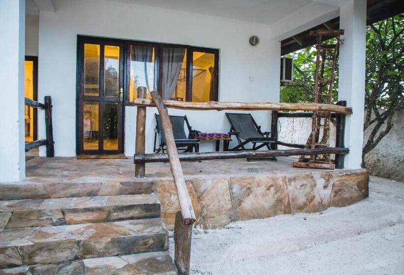 بنجلو ديلوكس, Moonshine Uroa Boutique