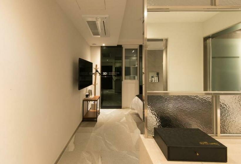 스탠다드 룸, The Empress