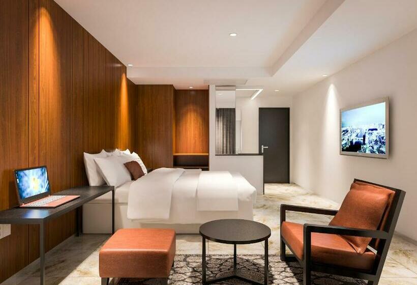 디럭스 룸, The Empress