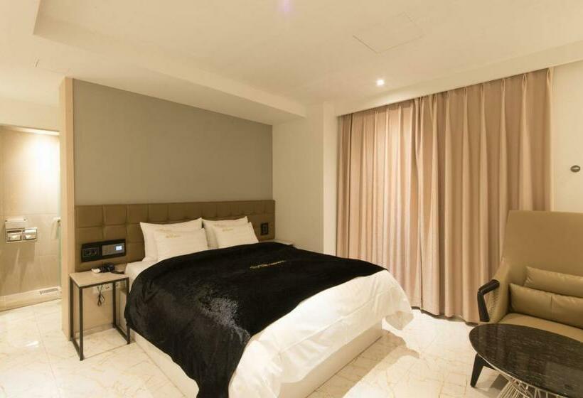 디럭스 룸, The Empress