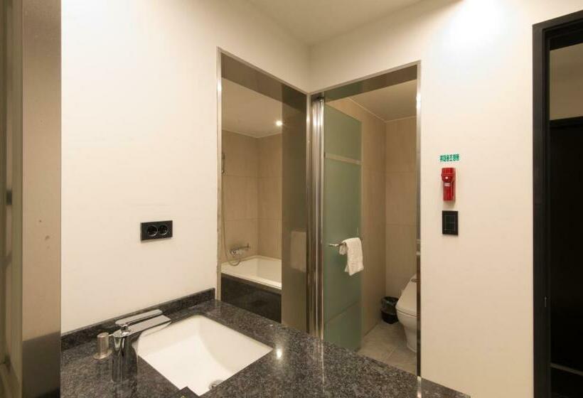 스탠다드 룸, The Empress