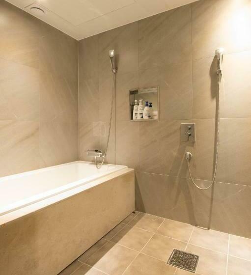 디럭스 룸, The Empress