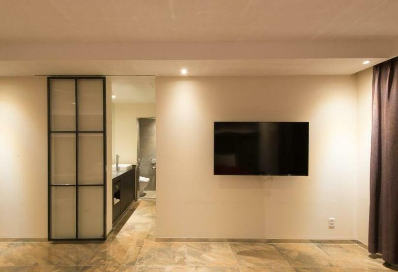 디럭스 룸, The Empress