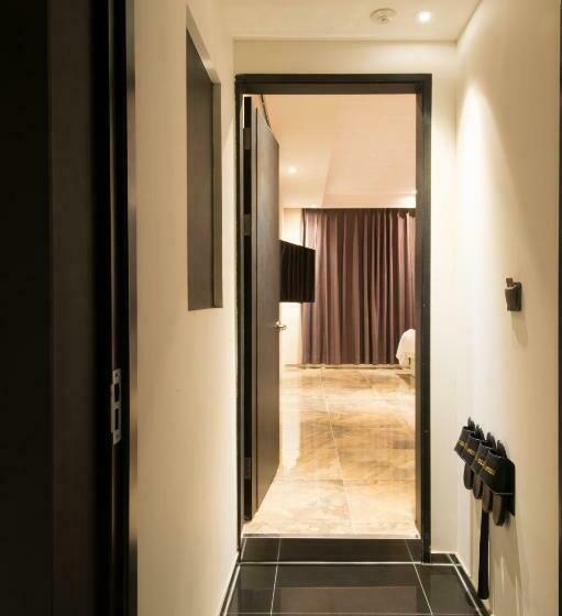 디럭스 룸, The Empress