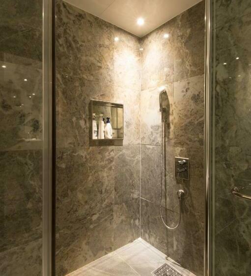 디럭스 룸, The Empress