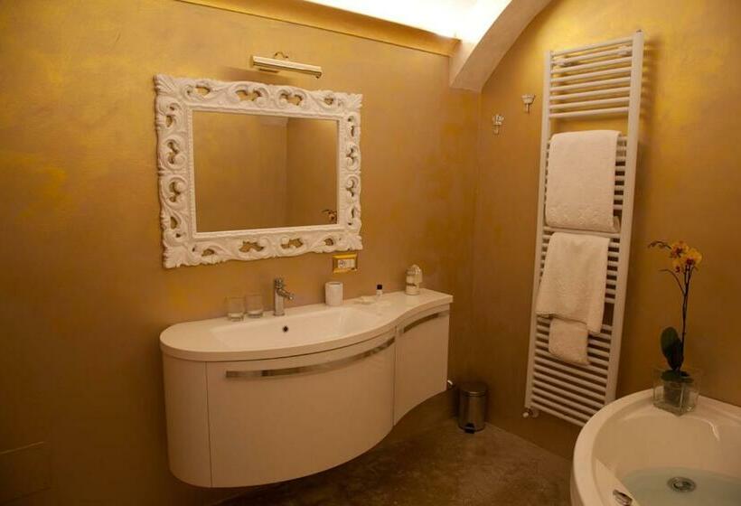 带按摩浴盆的套房, Relais Montemaggiore