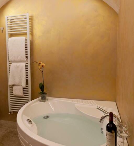 带按摩浴盆的套房, Relais Montemaggiore