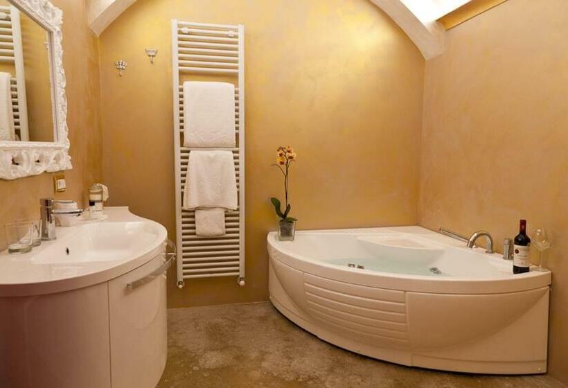 带按摩浴盆的套房, Relais Montemaggiore