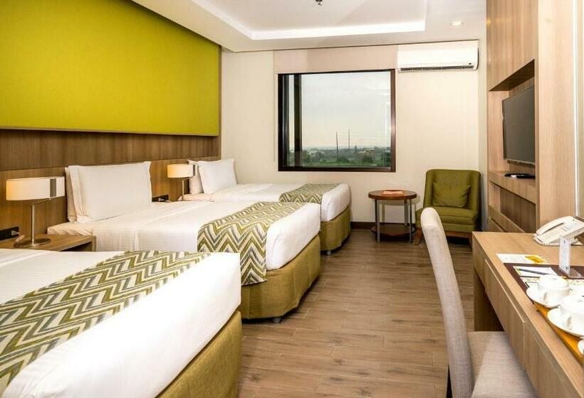 חדר סופריור לשלושה, The Bayleaf Cavite