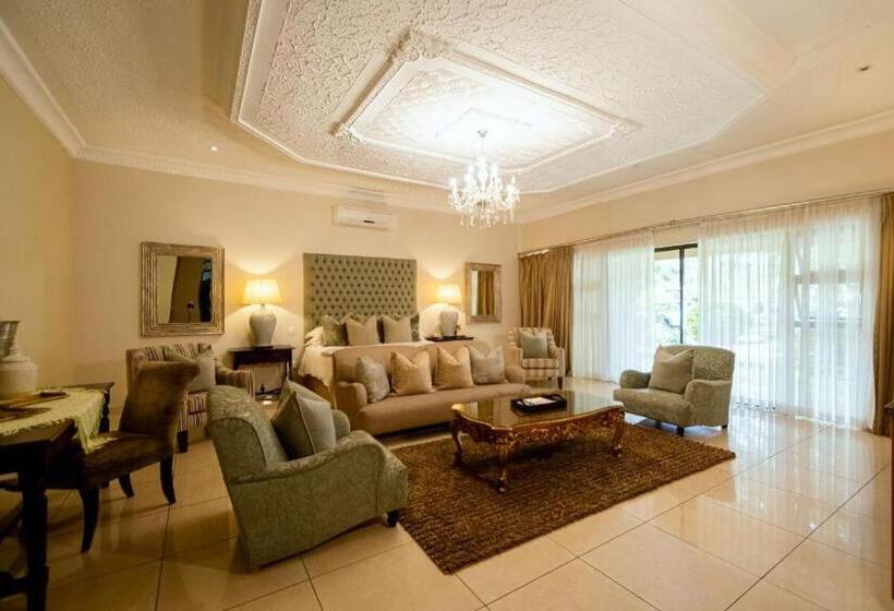 اتاق لوکس با بالکن, The Victoria Falls Deluxe Suites