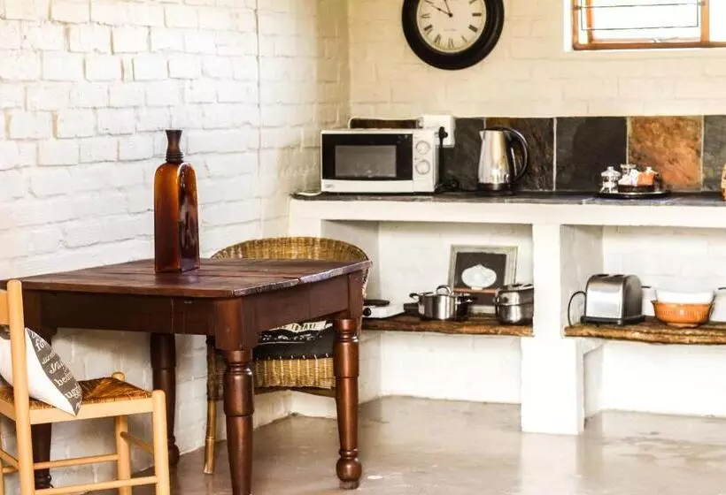 Perhestudio, Geralds Gift Guest House