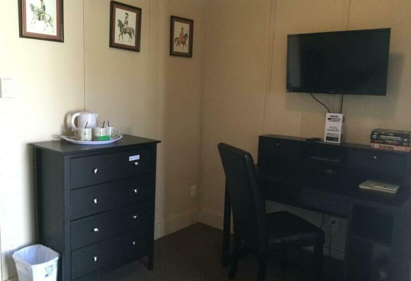 带大床的复式套间, Cedars Motel