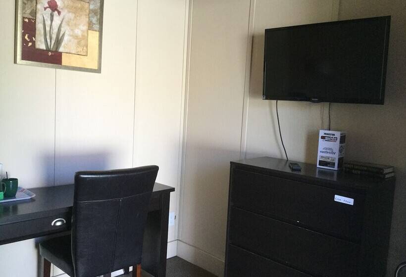 小型套房, Cedars Motel