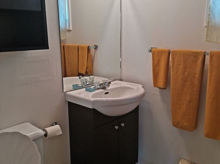 经济房, Cedars Motel