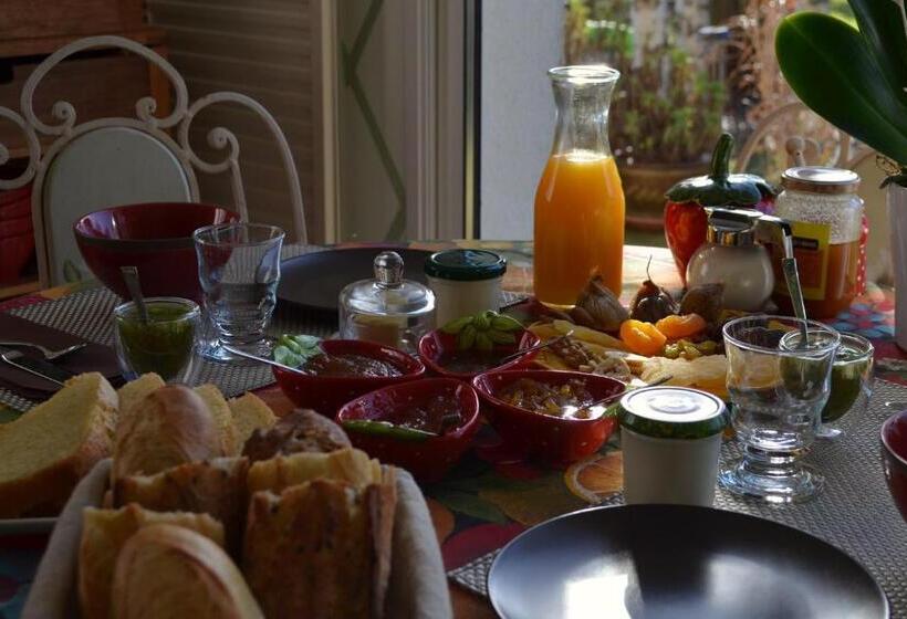 ガーデンビュースタンダードルーム, Couette Et Cafe Creme