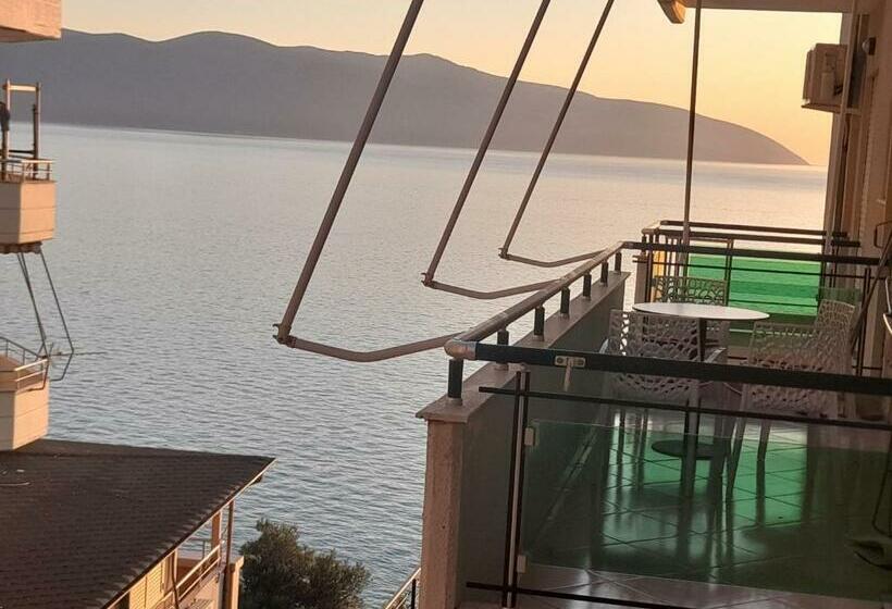 חדר דלוקס עם מרפסת נוף לים, The Blue Horizon