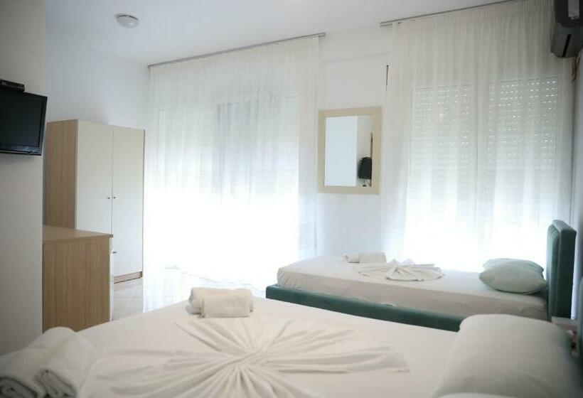 חדר דלוקס לשלושה עם נו לים, The Blue Horizon