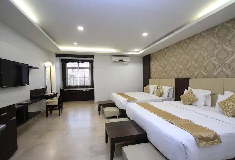 Family Room, Ambaari
