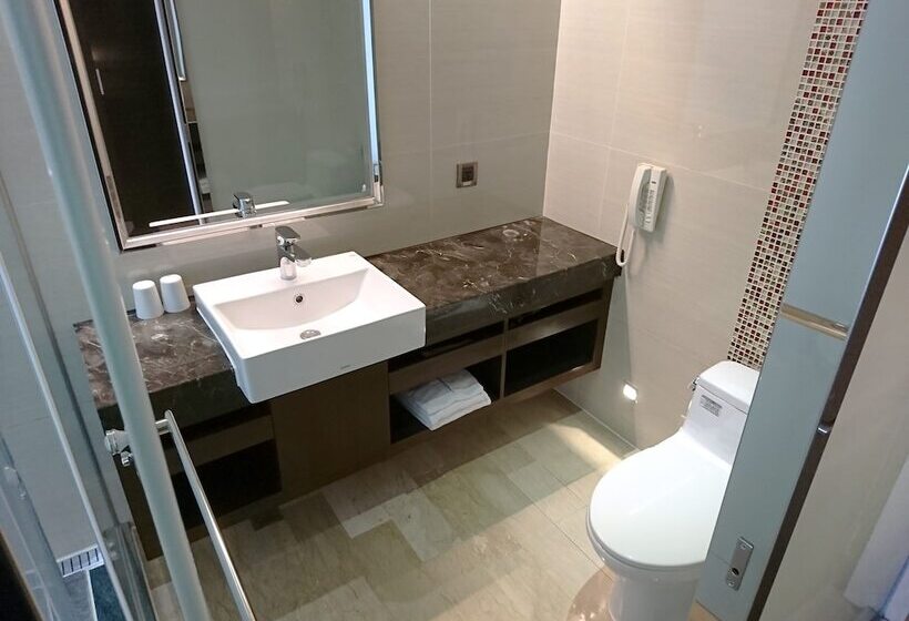 اتاق استاندارد چهار تخته, Century Hotel Taoyuan