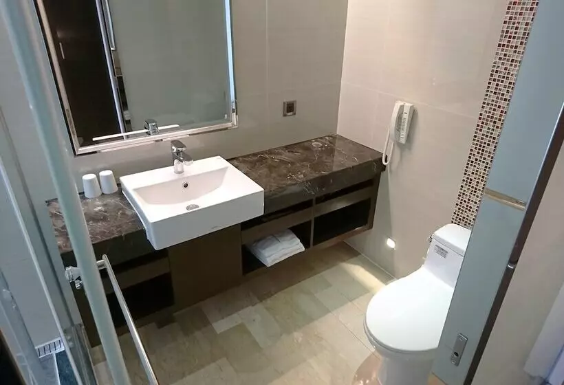اتاق استاندارد چهار تخته, Century Hotel Taoyuan