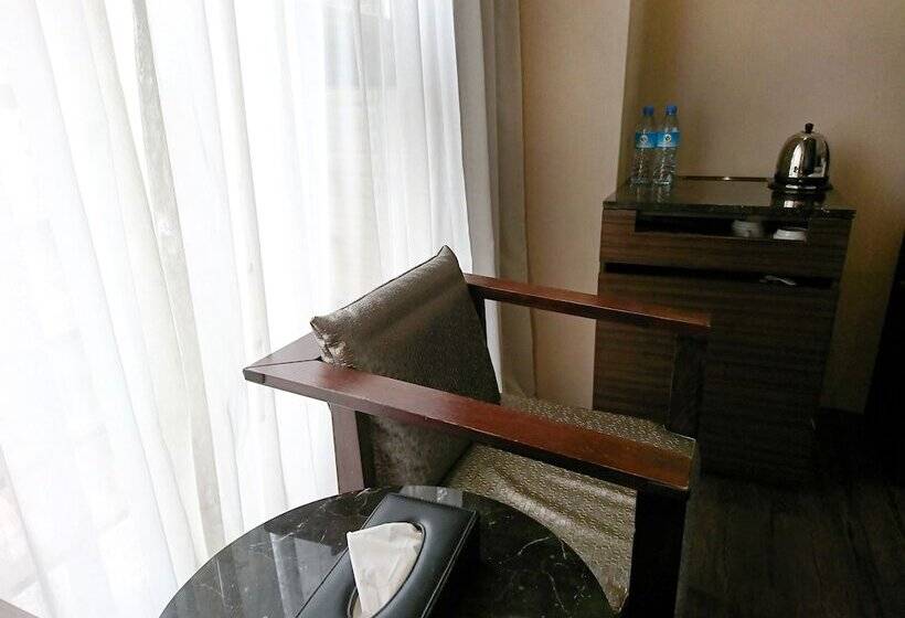 اتاق استاندارد چهار تخته, Century Hotel Taoyuan