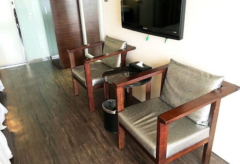 اتاق استاندارد چهار تخته, Century Hotel Taoyuan