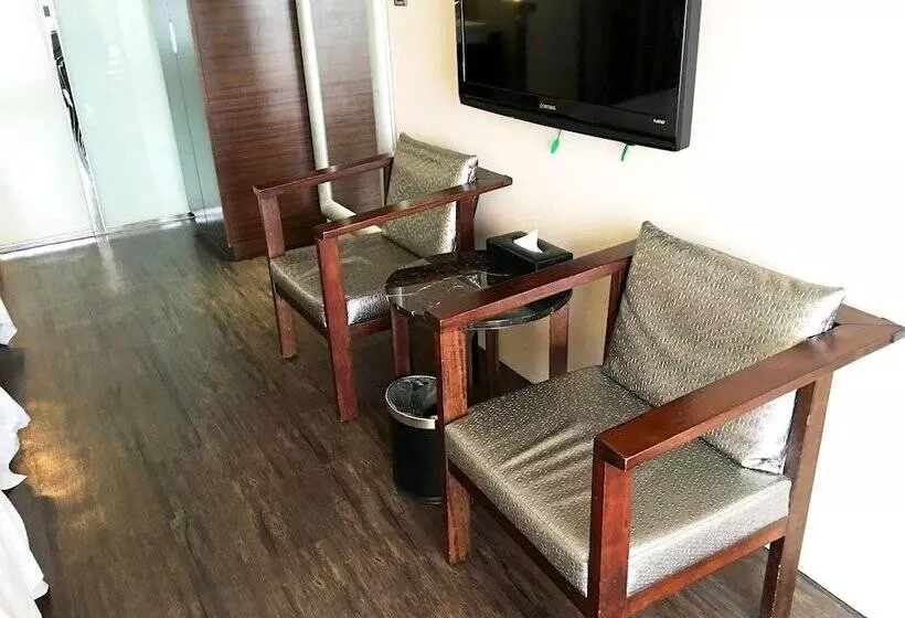 اتاق استاندارد چهار تخته, Century Hotel Taoyuan