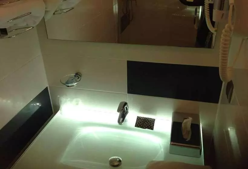 Basic-huone, Hôtel L Univers