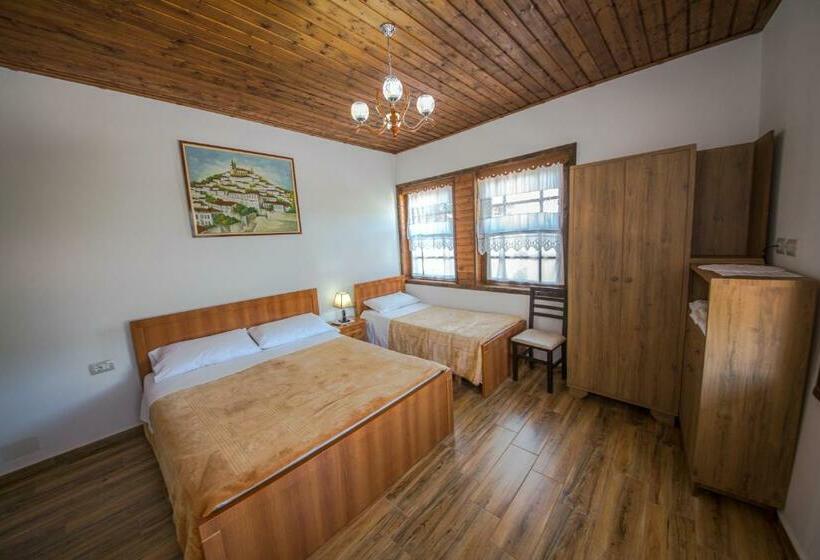 חדר סטנדרט לשלושה, Kalaja