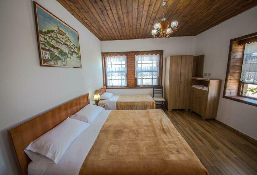 חדר סטנדרט לשלושה, Kalaja