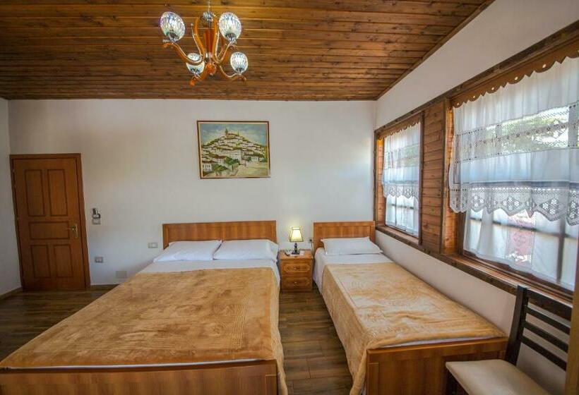 חדר סטנדרט לשלושה, Kalaja