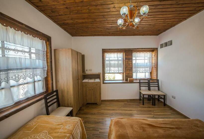 חדר סטנדרט לשלושה, Kalaja