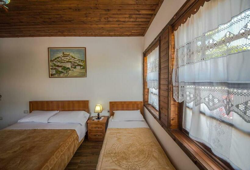 חדר סטנדרט לשלושה, Kalaja