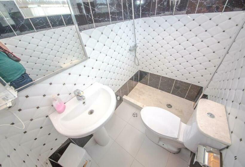 חדר סטנדרט לשלושה, Kalaja