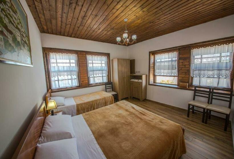 חדר סטנדרט לשלושה, Kalaja