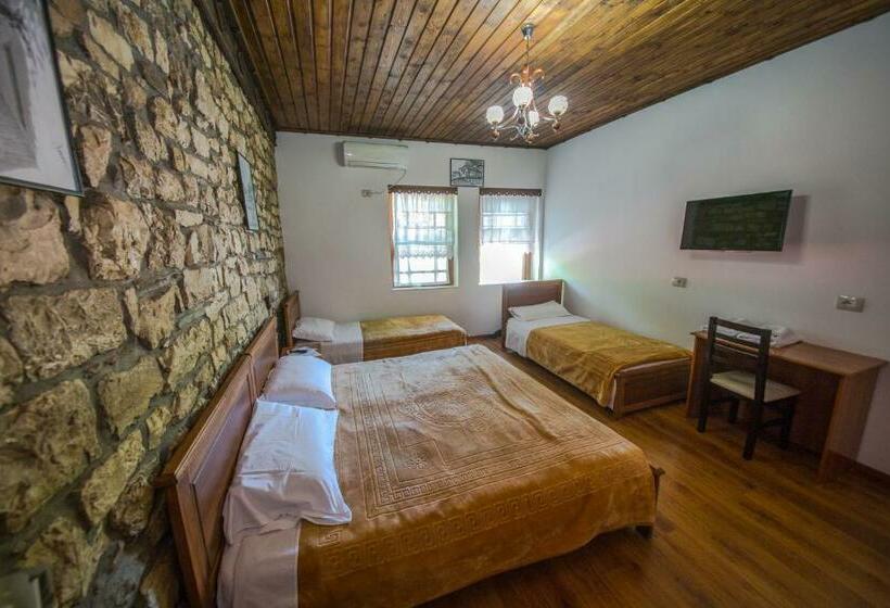 חדר סטנדרט לארבעה, Kalaja