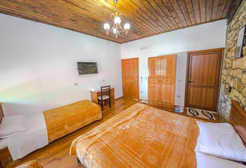 חדר סטנדרט לארבעה, Kalaja