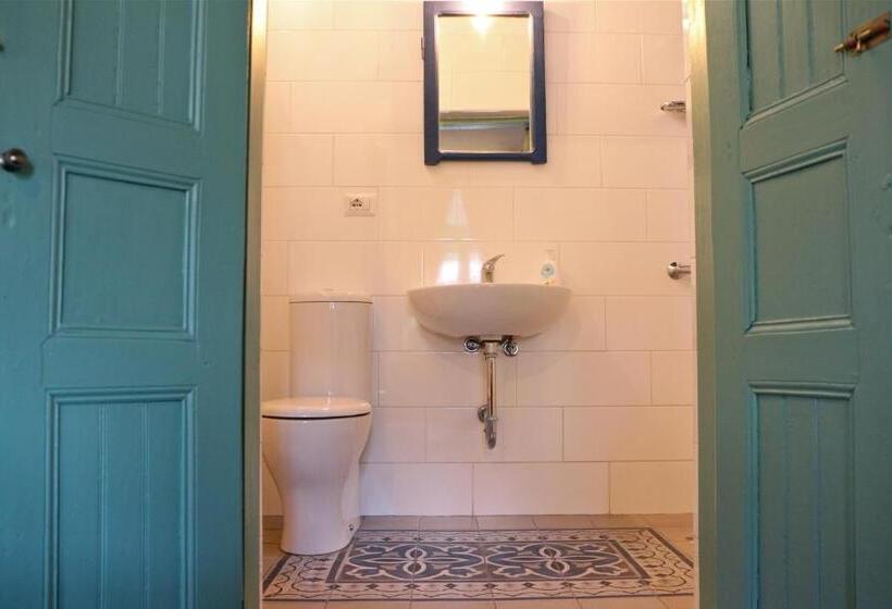 اتاق استاندارد سه نفره, Stone City Hostel