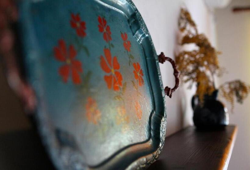 اتاق استاندارد سه نفره, Stone City Hostel