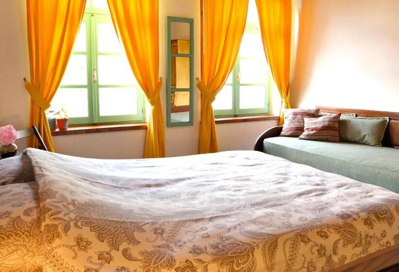 اتاق استاندارد سه نفره, Stone City Hostel