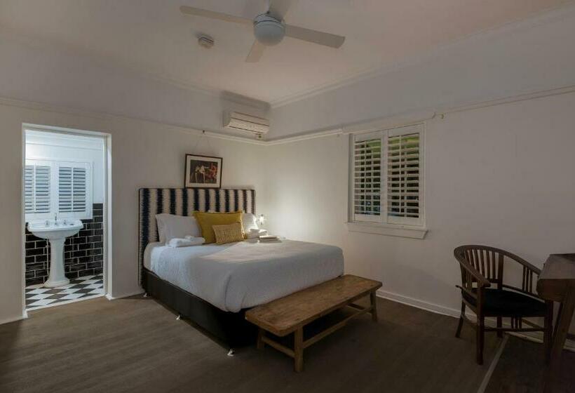 Номер Премиум, Edward Lodge New Fam