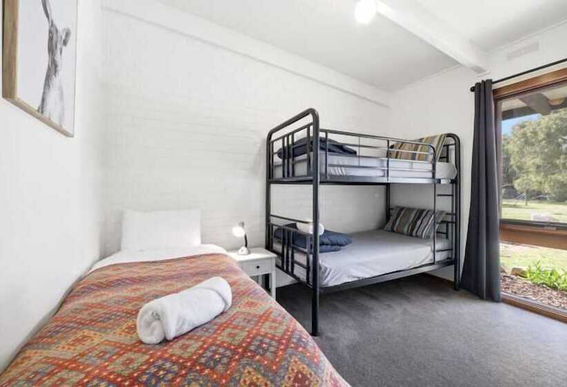 Семейный Номер, Halls Haven Holiday Units