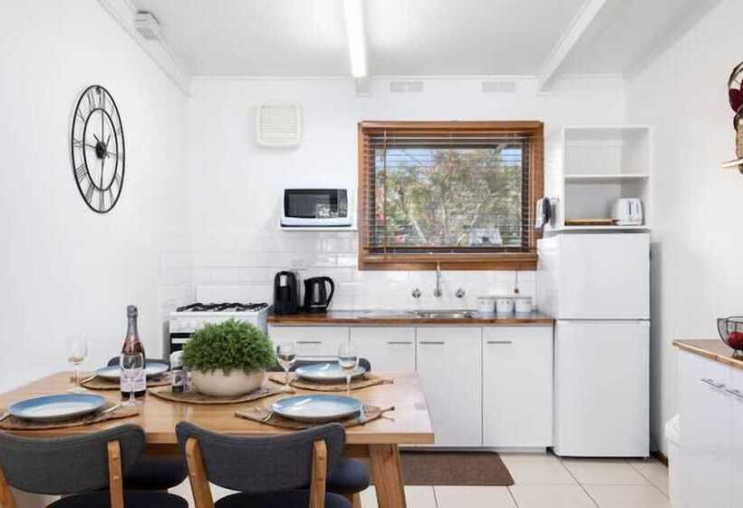 Семейный Номер, Halls Haven Holiday Units