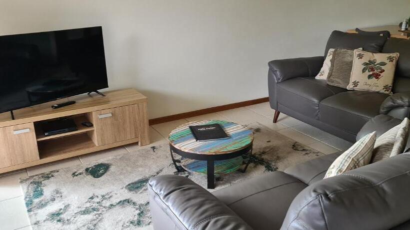 Семейный Номер, Halls Haven Holiday Units