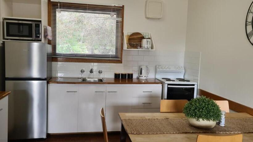 Семейный Номер, Halls Haven Holiday Units