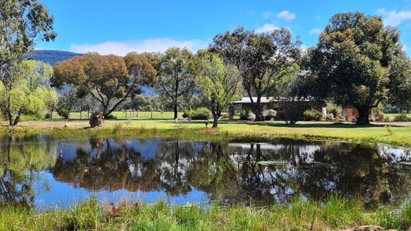 Семейный Номер, Halls Haven Holiday Units